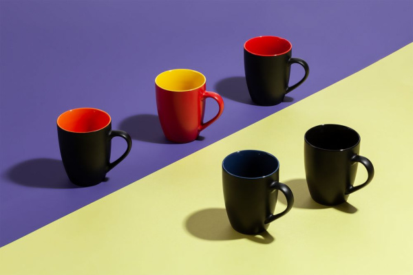 Molti Кружки Артикул 10735.35 Кружка Bright Tulip, матовая, черная с красным на складе 6352 шт по цене 374 ₽